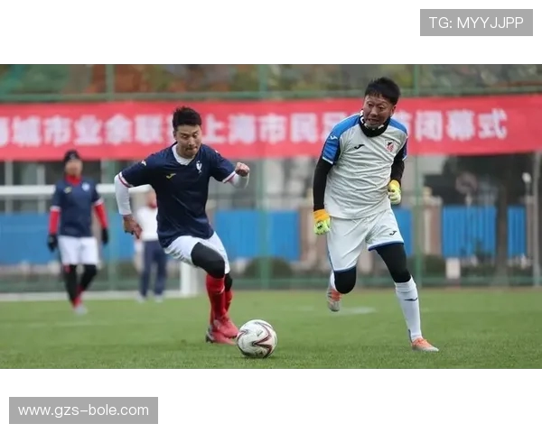 足球明星逆袭之路：从草根到世界足坛的传奇崛起与挑战