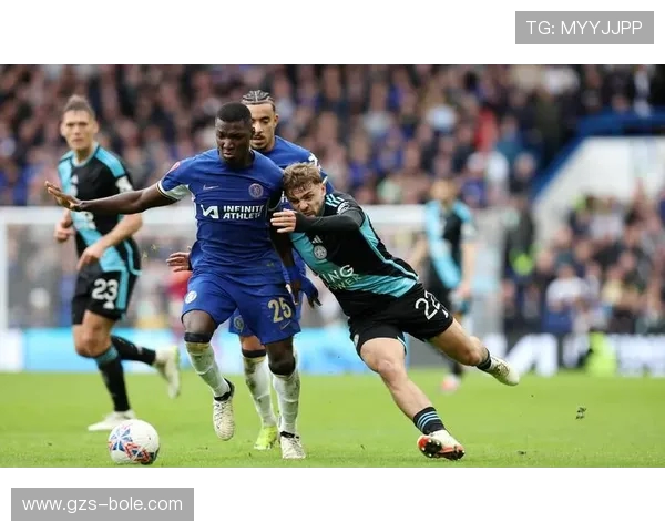 切尔西更衣室风波升级斯特林与恩佐训练场激烈对峙引发关注 切尔西更衣室风波升级斯特林与恩佐训练场激烈对峙引发关注